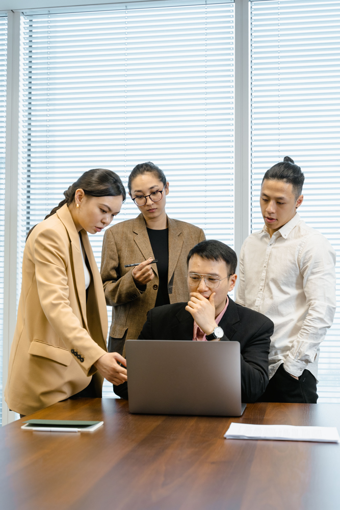 画面を見ながら相談するチーム