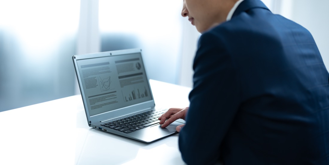 サイトの更新・運用を代行する様子